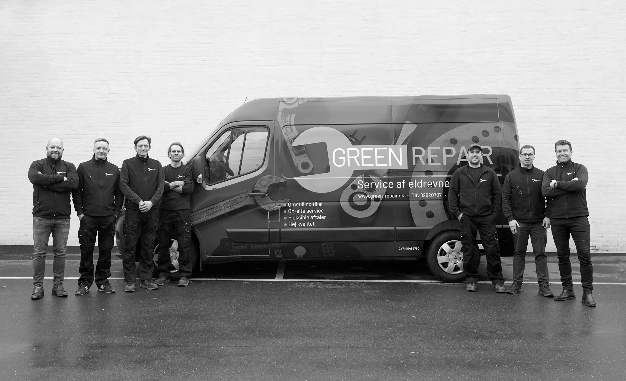 Holdet bag GreenRepair foran en af firmaets servicevogne