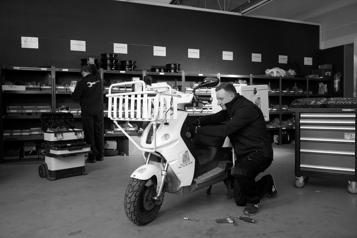 Mekaniker fra GreenRepair servicerer en el-scooter på værkstedet